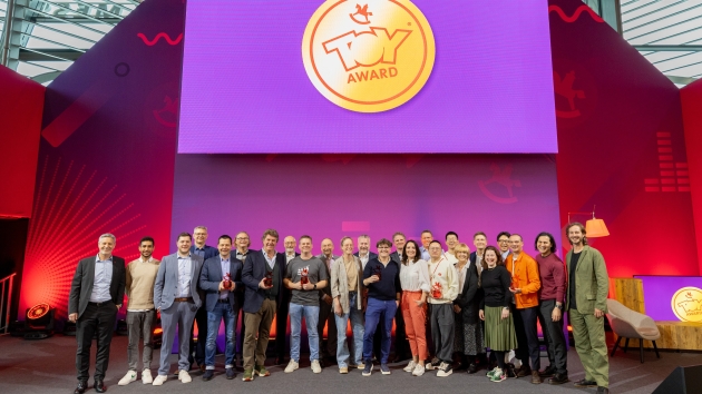 Das sind die Preisträger:innen des Toy Awards 2025 - Die Gewinner:innen des Toy Awards 2025 mit den Vorständen der Spielwarenmesse eG - Quelle: Alex Schelbert/Spielwarenmesse